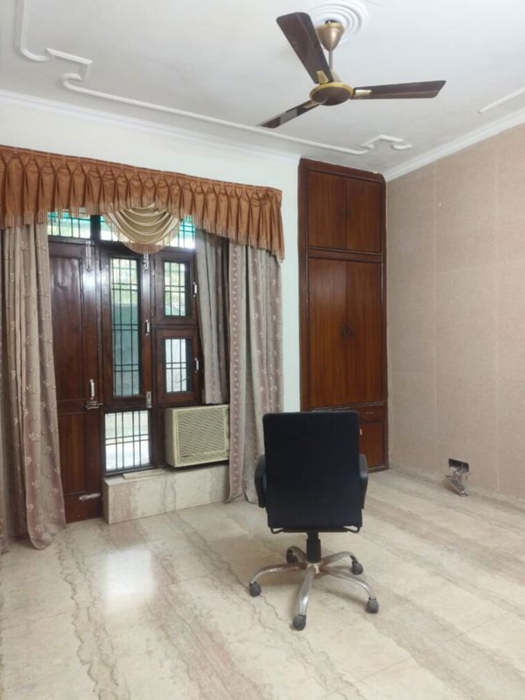 Living Room, sector 16 2 Bedroom 160 Sq.Yd. Builder Floor In Sector 16 Faridabad 10580447