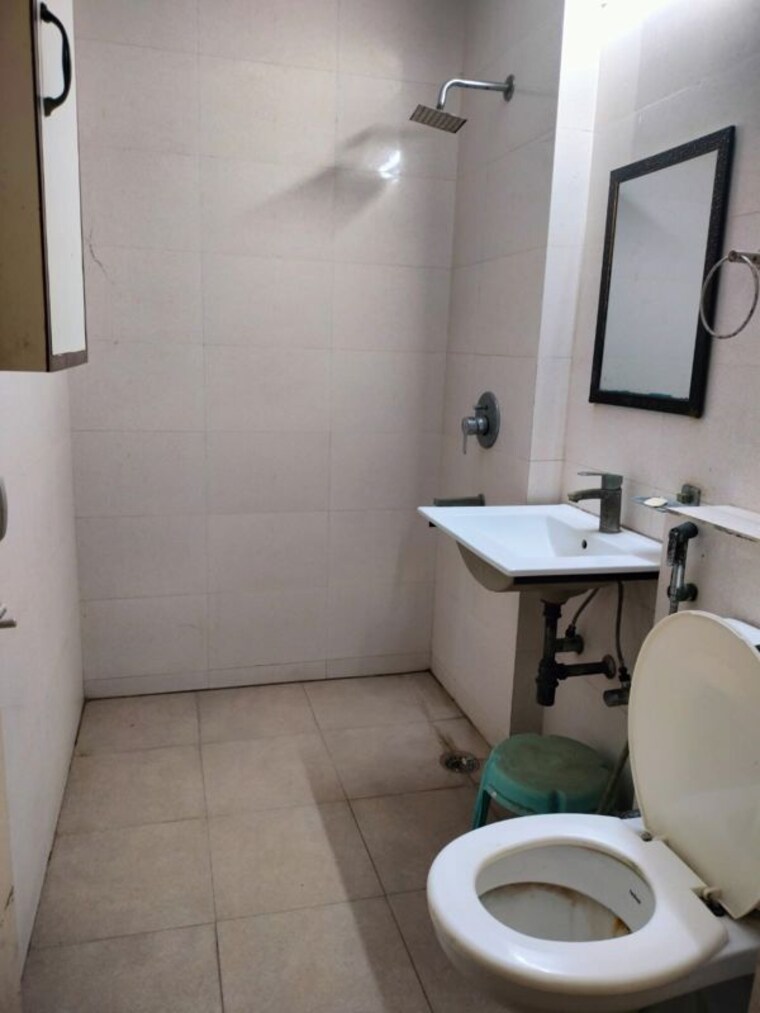 Bathroom, shanti-kunj-noida 1 RK 400 Sq.Ft. Apartment In Sector 61 Noida 10580449