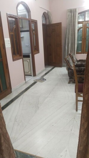 Room in 2 BHK Builder Floor at Gomti Nagar – for Rent