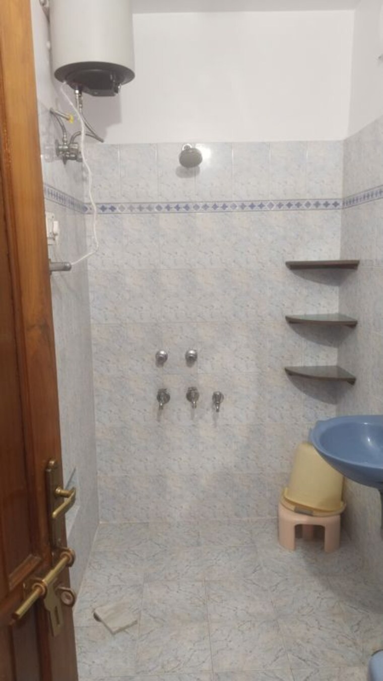 Bathroom, gomti nagar 2 Bedroom 1000 Sq.Ft. Builder Floor In Gomti Nagar Lucknow 10580470