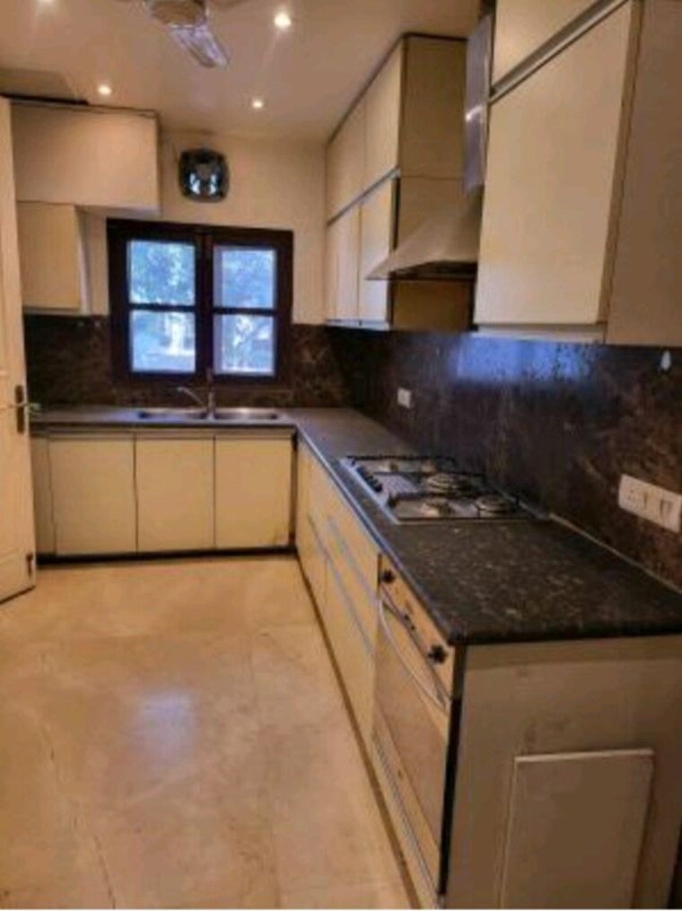 Kitchen, navjeevan vihar 4 Bedroom 600 Sq.Yd. Builder Floor In Navjeevan Vihar Delhi 10580481