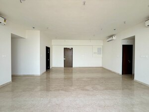 Room in 5 BHK Apartment at Piramal Aranya, Byculla – for Rent