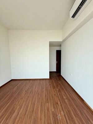Room in 5 BHK Apartment at Piramal Aranya, Byculla – for Rent
