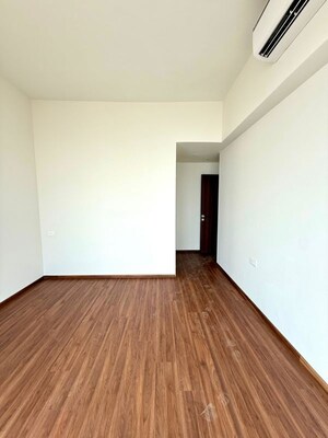 Room in 5 BHK Apartment at Piramal Aranya, Byculla – for Rent