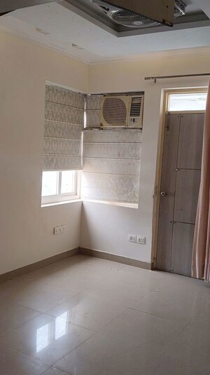 Bathroom in 3.5 BHK Apartment at Satguru Apartments, Sector 52 – for Rent