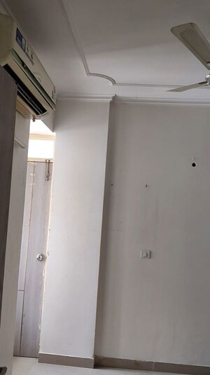 Furnished Amenities in 3.5 BHK Apartment at Satguru Apartments, Sector 52 – for Rent