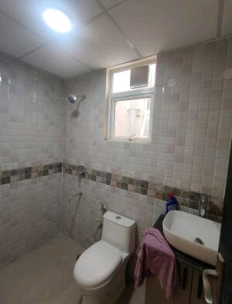 Bathroom, signature-global-park-4-and-5 3 Bedroom 1181 Sq.Ft. Builder Floor In Sohna Sector 36 Gurgaon 10580509