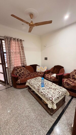Bedroom in 2 BHK Builder Floor at Sector 40 – for Rent