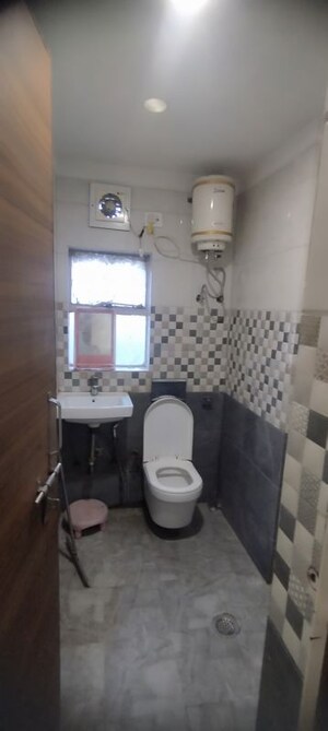 Bathroom in Studio Apartment at DLF Capital Greens Phase I And II, Moti Nagar – for Rent