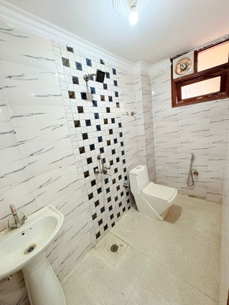 Bathroom, rajpur khurd extension 1 Bedroom 450 Sq.Ft. Apartment In Rajpur Khurd Extension Delhi 10580589