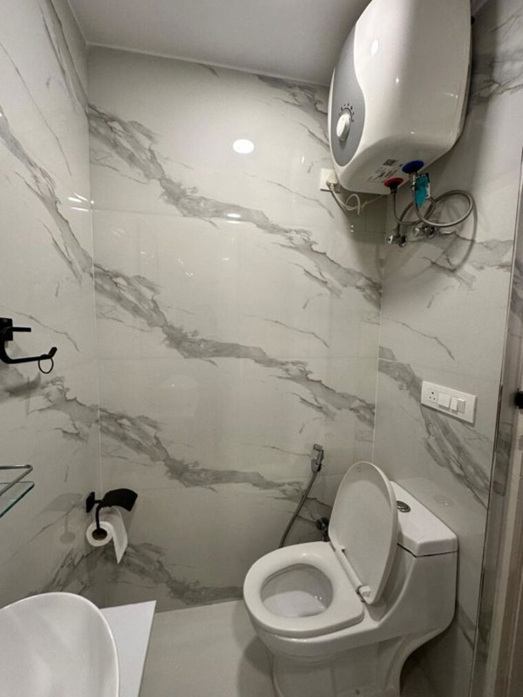 Bathroom, tulip-violet 3 Bedroom 1850 Sq.Ft. Apartment In Sector 69 Gurgaon 10580619