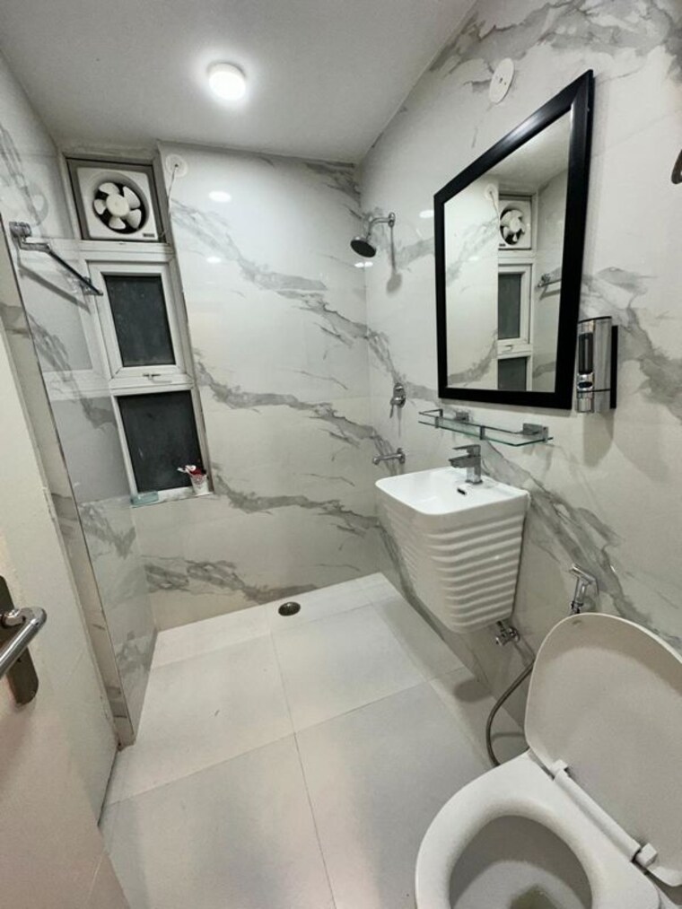Bathroom, tulip-violet 3 Bedroom 1850 Sq.Ft. Apartment In Sector 69 Gurgaon 10580619