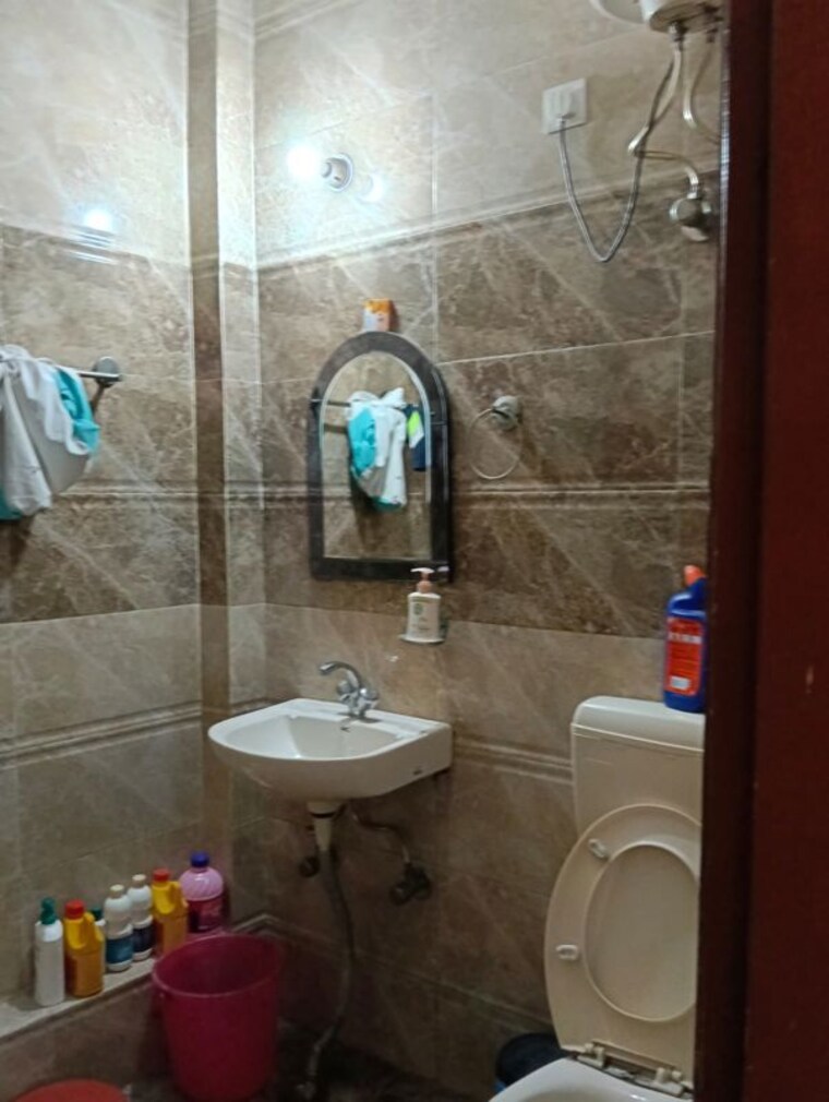 Bathroom, sector 15 2 Bedroom 1800 Sq.Ft. Builder Floor In Sector 15 Gurgaon 10580696