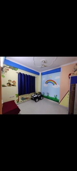 Team Area in 2 BHK Apartment at Express Garden, Vaibhav Khand – for Rent