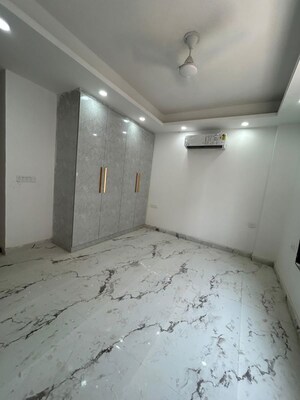 Room in 4 BHK Apartment at Saket – for Rent