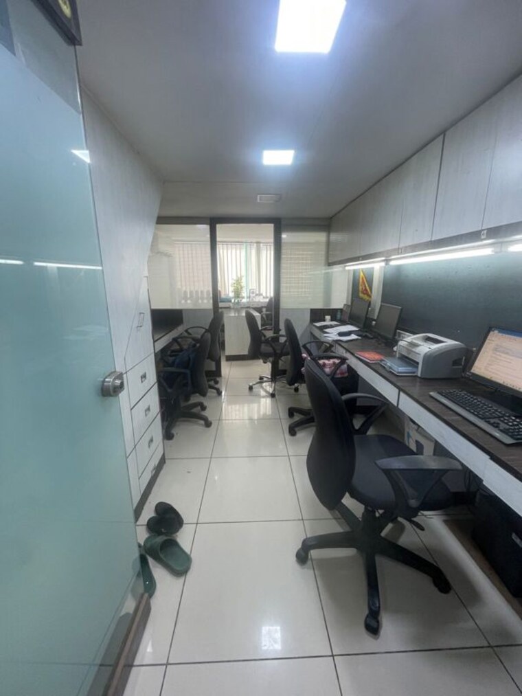 Team Area, evershine-mall Commercial Office Space 200 Sq.Ft. In Malad West Mumbai 10580716