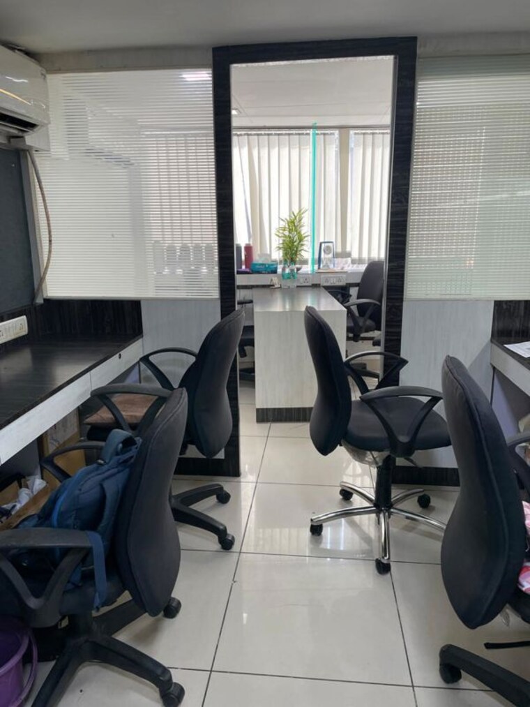 Team Area, evershine-mall Commercial Office Space 200 Sq.Ft. In Malad West Mumbai 10580716