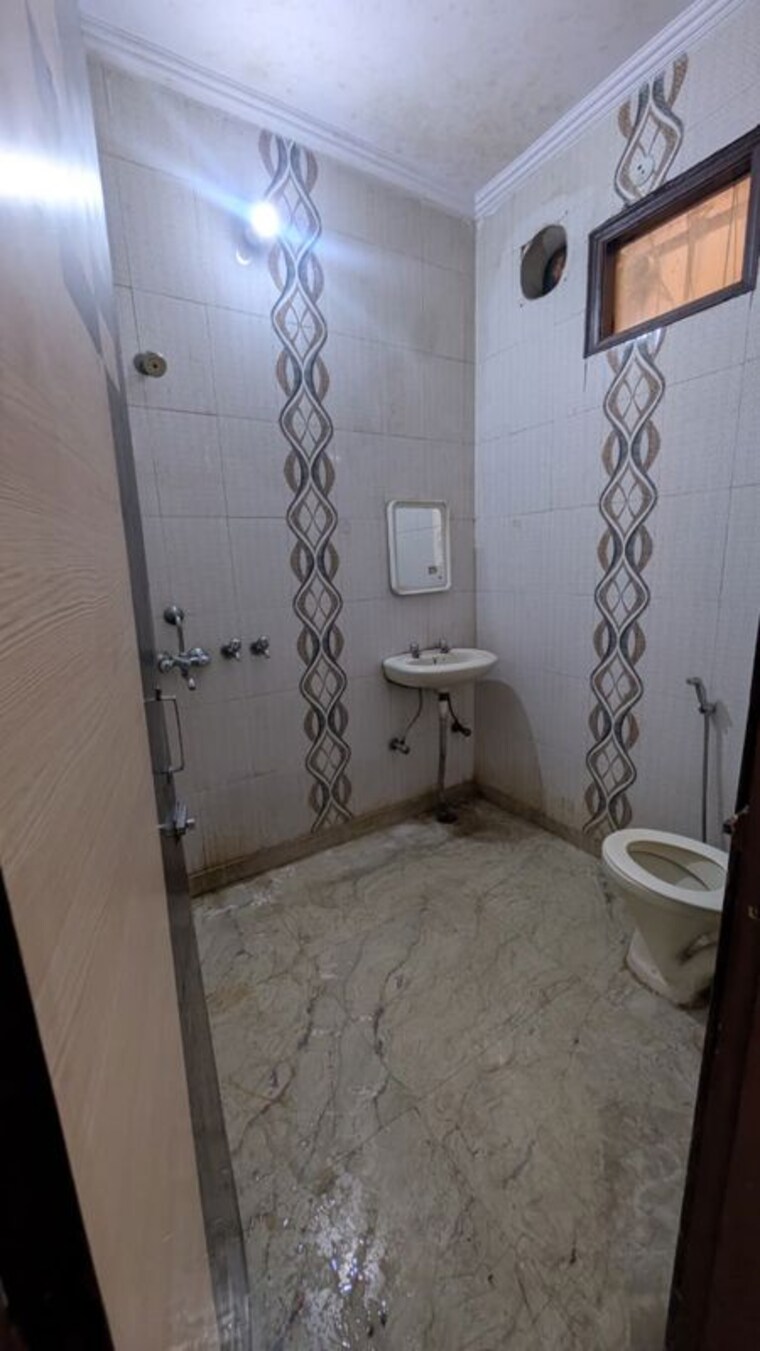Bathroom, kanha-apartments-indirapuram 3 Bedroom 1200 Sq.Ft. Builder Floor In Shakti Khand 2 Ghaziabad 10580522