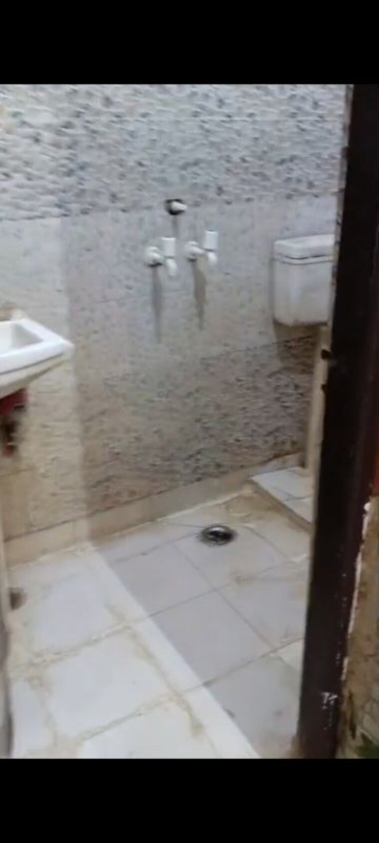 Bathroom, pratap vihar 2 Bedroom 90 Sq.Mt. Builder Floor In Pratap Vihar Ghaziabad 10580703