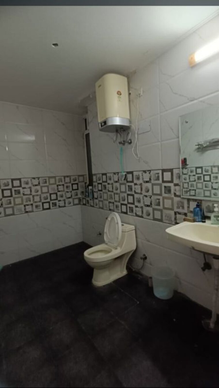 Bathroom, city-heights 3 Bedroom 2000 Sq.Ft. Builder Floor In Sector 39 Gurgaon 10580746