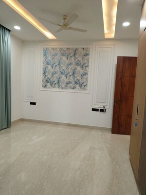 Room in 4 BHK Apartment at Vasant Kunj – for Rent