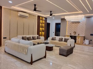 Team Area in 4 BHK Apartment at Vasant Kunj – for Rent