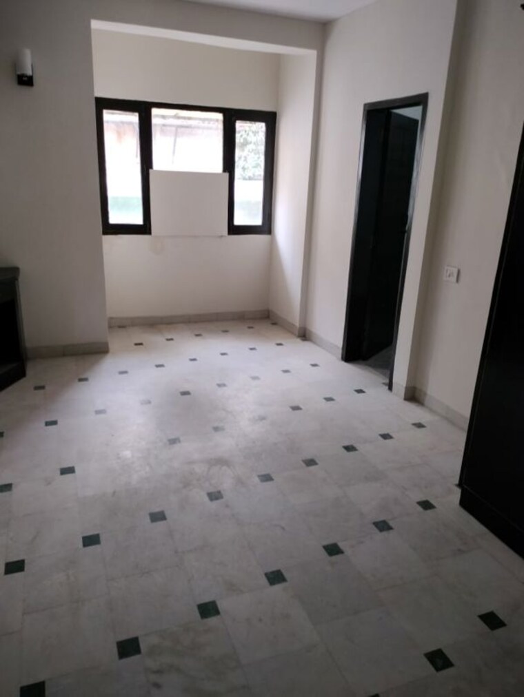 Room, greater kailash ii 3 Bedroom 300 Sq.Yd. Builder Floor In Greater Kailash ii Delhi 10580806