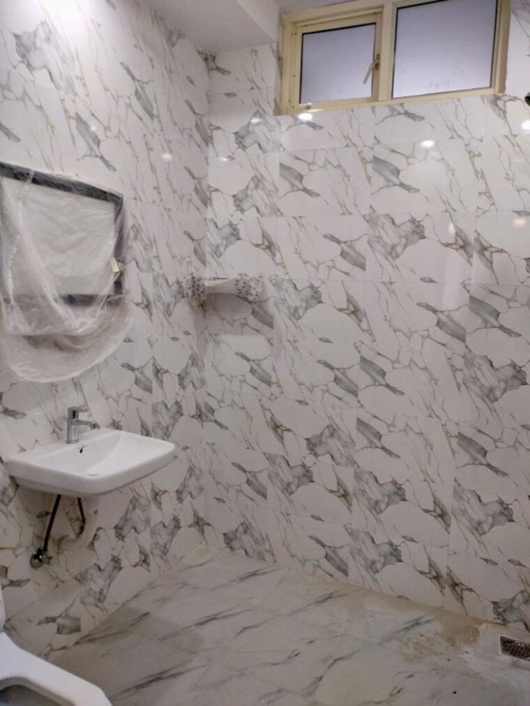 Bathroom, greater kailash ii 3 Bedroom 300 Sq.Yd. Builder Floor In Greater Kailash ii Delhi 10580806