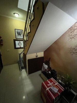 Furnished Amenities in 3 BHK Builder Floor at South City 1 – for Rent