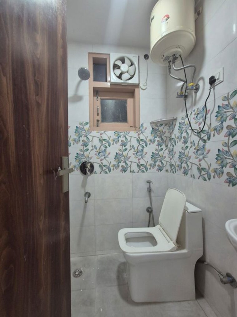 Bathroom, palm-residency-chhatarpur 2 Bedroom 800 Sq.Ft. Builder Floor In Chattarpur Delhi 10580850