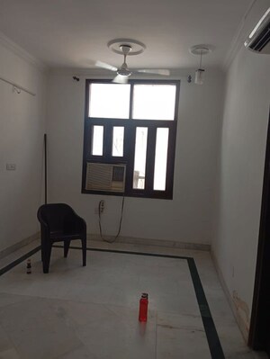 Room in 3 BHK Builder Floor at Defence Colony – for Rent