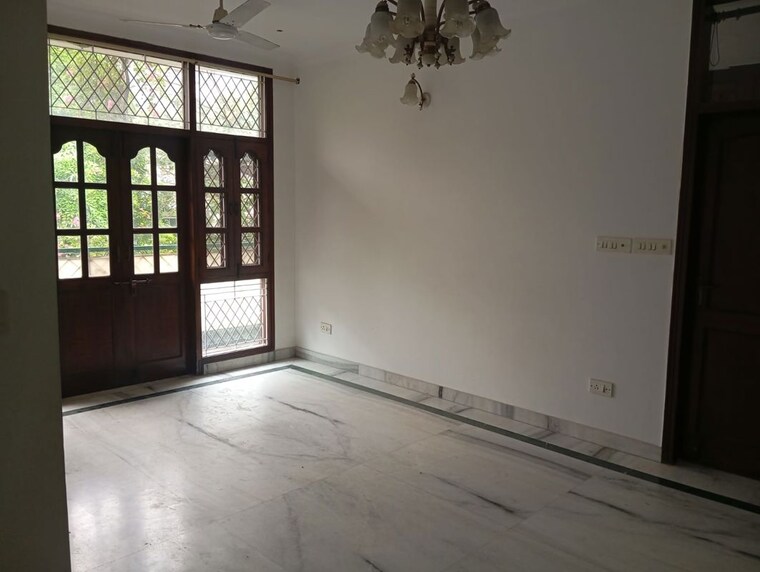 Room, defence colony 3 Bedroom 217 Sq.Yd. Builder Floor In Defence Colony Delhi 10580849