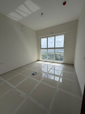 Room in 2 BHK Apartment at Lodha Amara, Kolshet Road – for Rent