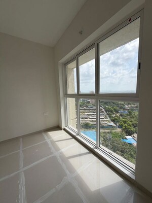 Room in 2 BHK Apartment at Lodha Amara, Kolshet Road – for Rent