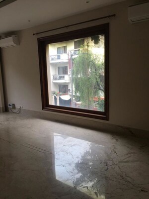 Room in 4 BHK Apartment at Vasant Vihar – for Rent