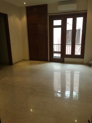 Room in 4 BHK Apartment at Vasant Vihar – for Rent