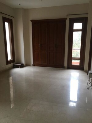 Room in 4 BHK Apartment at Vasant Vihar – for Rent