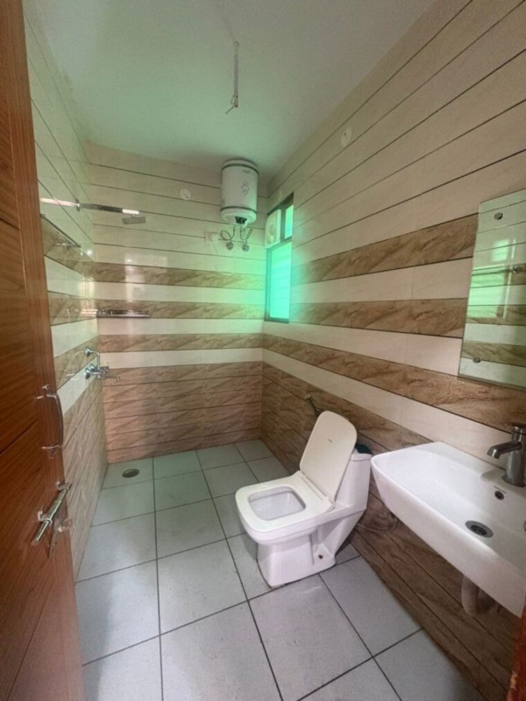 Bathroom, sector 45 2 Bedroom 870 Sq.Ft. Builder Floor In Sector 45 Gurgaon 10580886