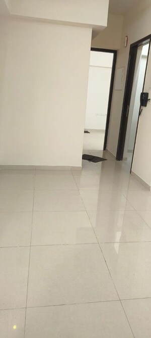 Room in 3 BHK Apartment at Lodha Amara, Kolshet Road – for Sale