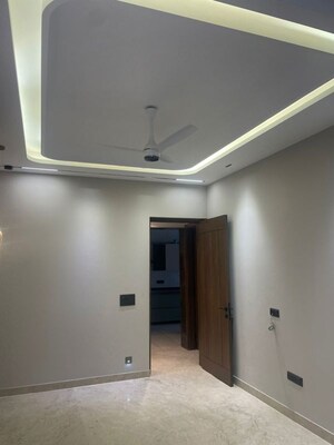 Room in 3 BHK Apartment at Defence Colony – for Rent