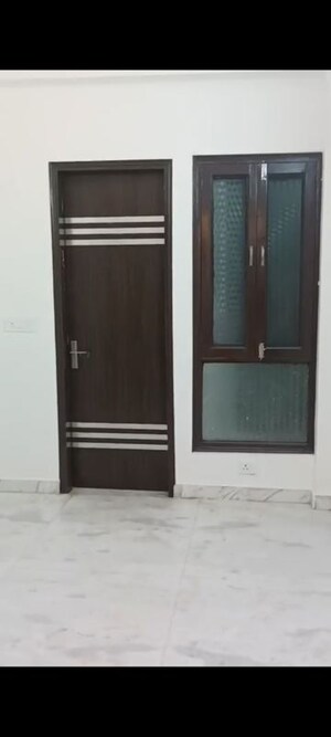 Furnished Amenities in 3 BHK Builder Floor at Pratap Vihar – for Sale