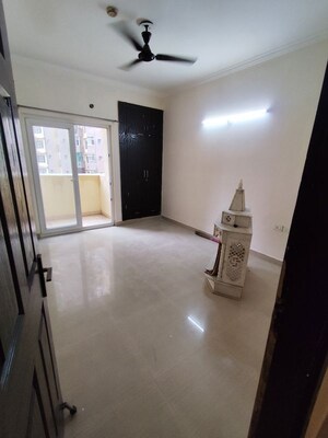 Room in 2 BHK Apartment at Paramount Floraville, Sector 137 – for Rent