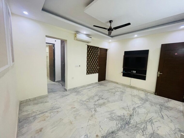 Room, parklands 4 Bedroom 250 Sq.Yd. Builder Floor In Sector 85 Faridabad 10580909