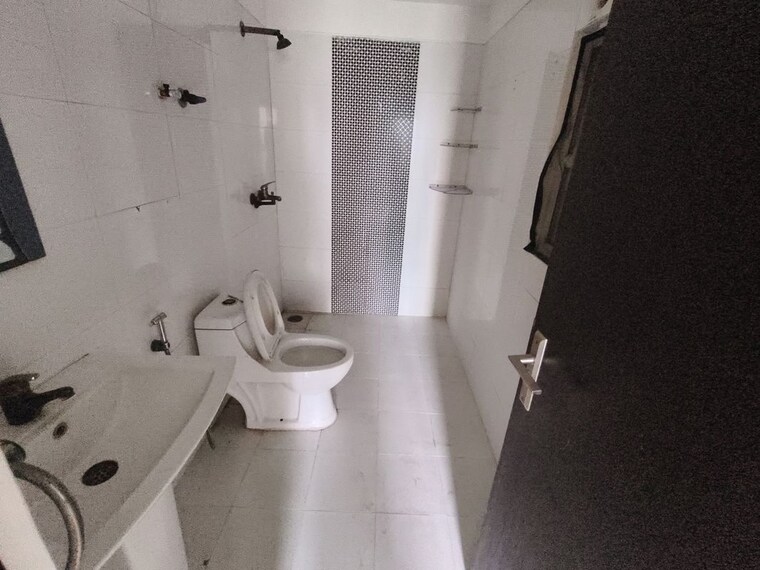 Bathroom, gulshan-vivante 2.5 Bedroom 1220 Sq.Ft. Apartment In Sector 137 Noida 10581003