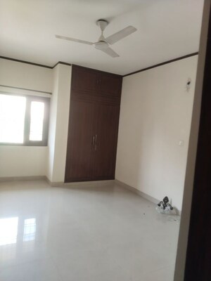 Room in 4 BHK Builder Floor at Sarita Vihar – for Rent