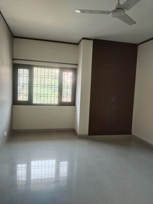 Room in 4 BHK Builder Floor at Sarita Vihar – for Rent