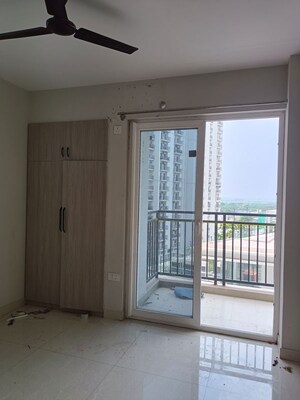 Room in 3 BHK Apartment at Eldeco Live By The Greens, Sector 150 – for Sale