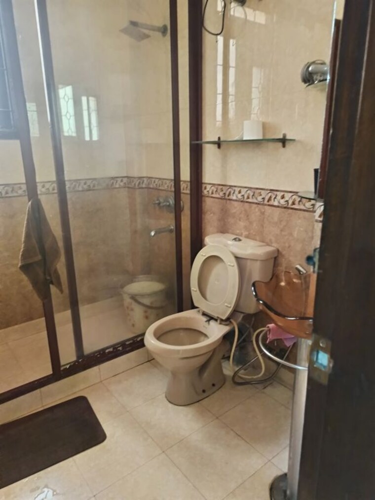 Bathroom, dlf-green-avenue 2 Bedroom 1650 Sq.Ft. Builder Floor In Dlf Phase iv Gurgaon 10581124