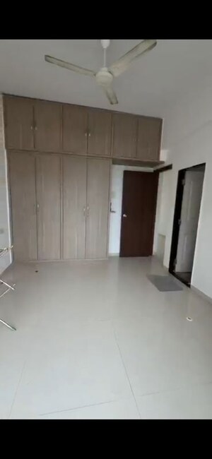 Room in 2 BHK Apartment at Platinum Heights Mumbai, Andheri West – for Rent
