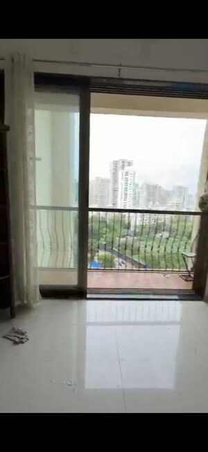 Room in 2 BHK Apartment at Platinum Heights Mumbai, Andheri West – for Rent